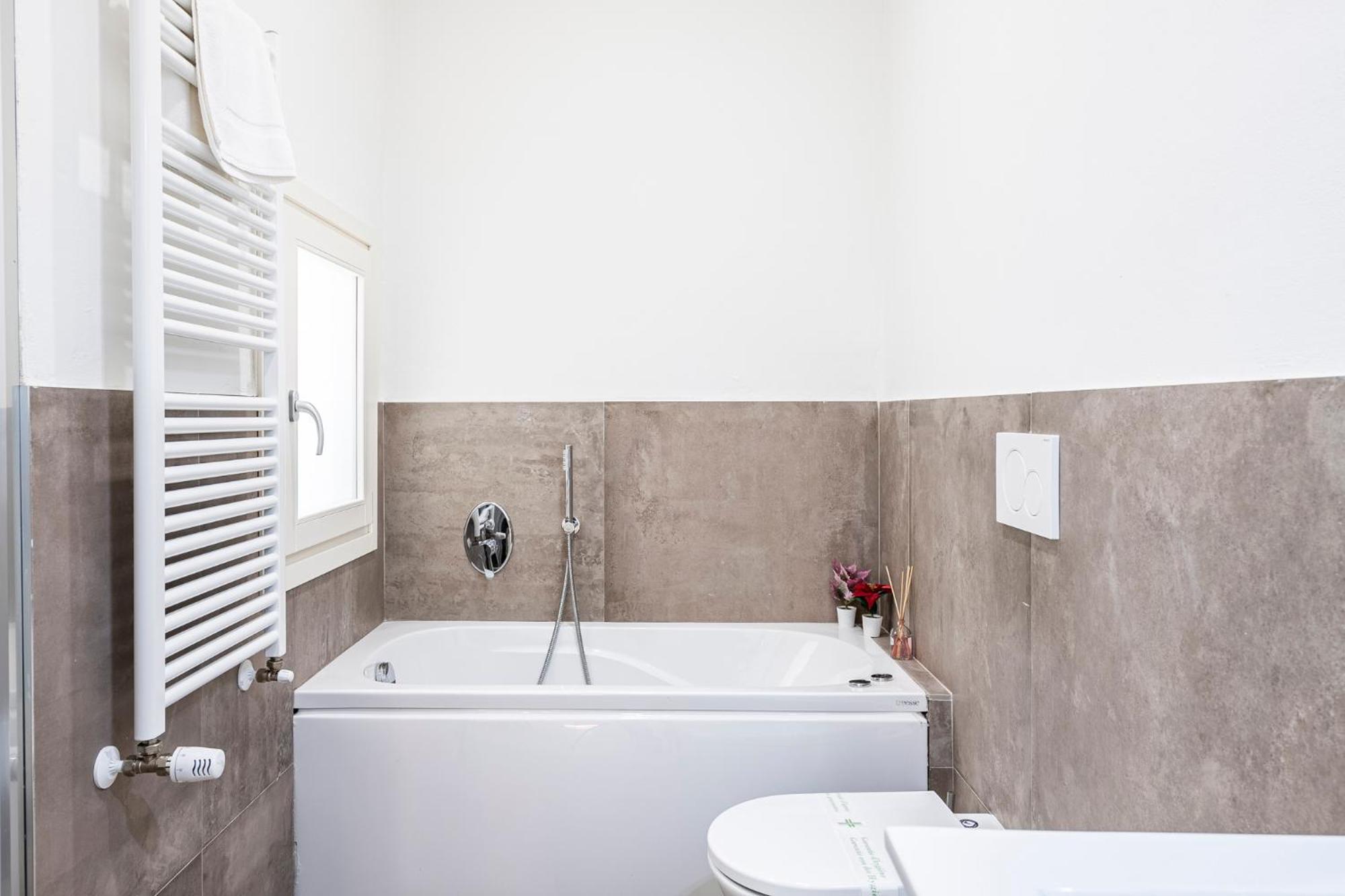 10 Minuti Duomo - Double Suite Con Idromassaggio ฟลอเรนซ์ ภายนอก รูปภาพ